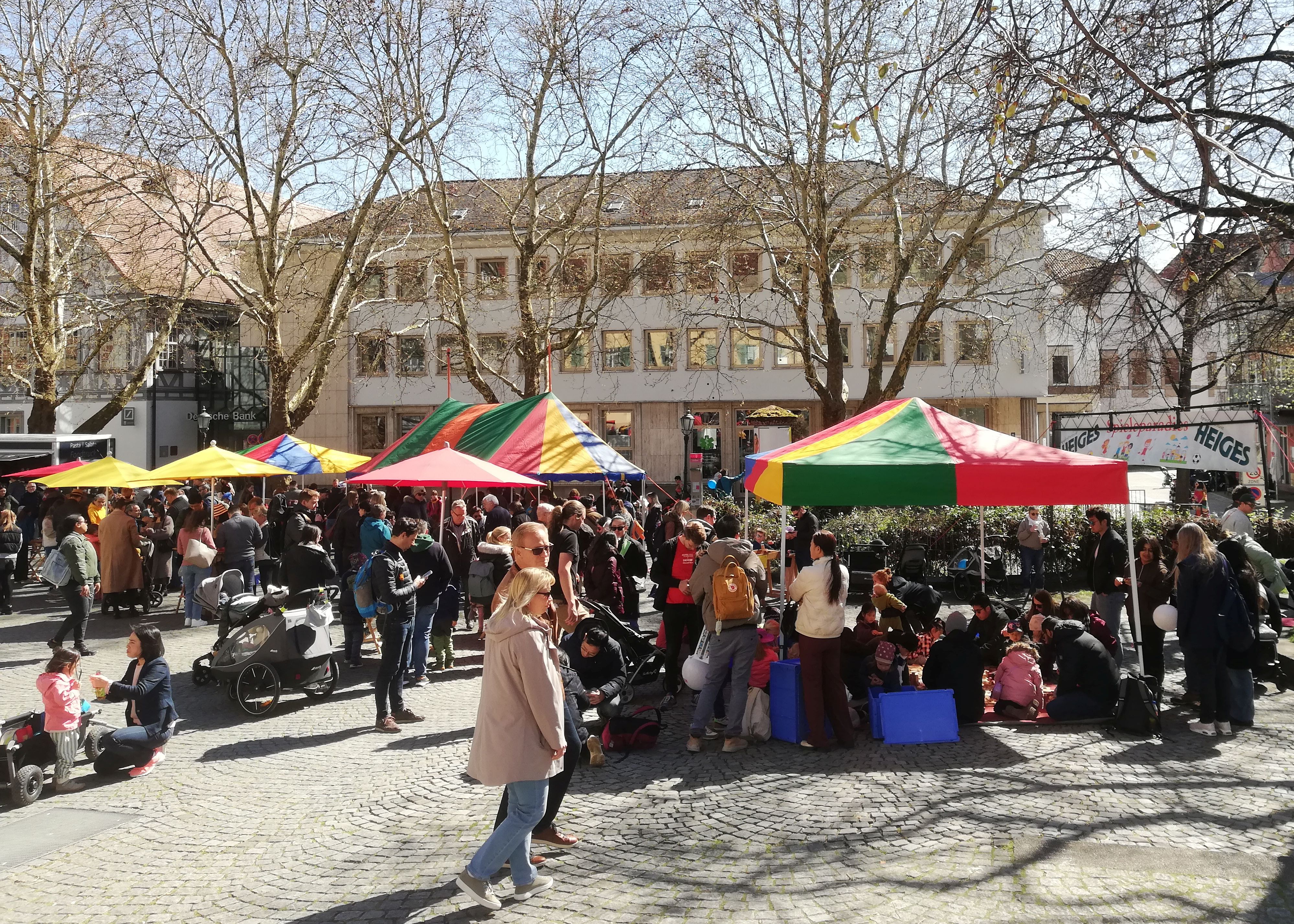 Die vierfarbigen Zelte des Spieleparadieses mit den Geschicklichkeitsspielen für die ganze Familie auf dem Hafenmarkt Esslingen